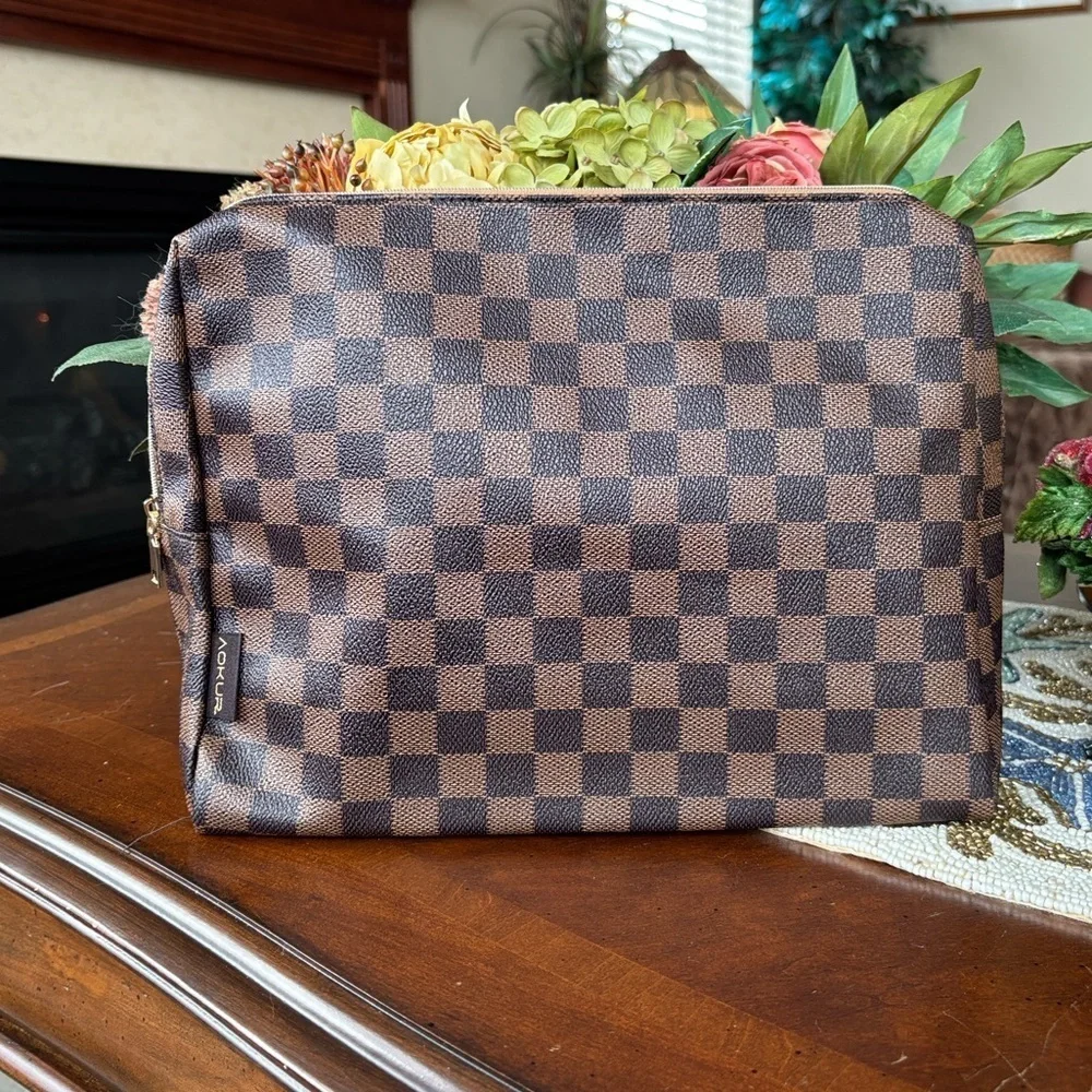 Brown Checkered Zippered Travel Pouch Makeup Bag w/ 14 Pairs of Faux Mink Lashes
